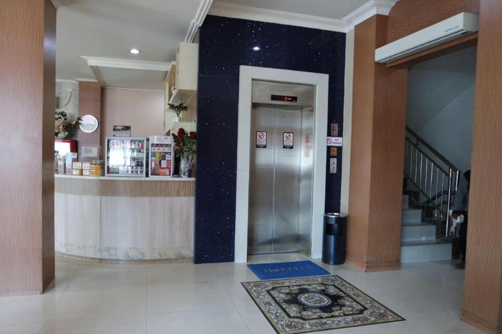 Hotel Sulawesi Gorontalo Сурабая Экстерьер фото
